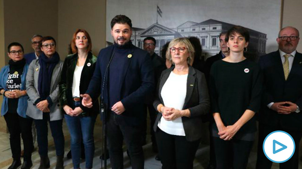 La diputada de ERC en el Congreso por Girona, Montserrat Bassa (2i); la diputada del ERC en el Congreso por Barcelona, Carolina Telachea (3i); el portavoz de ERC en el Congreso de los Diputados, Gabriel Rufíán (4i); y la portavoz de ERC en el Senado, Mirella Cortés (3d), junto a otros diputados y senadores del partido. (Foto: Europa Press)