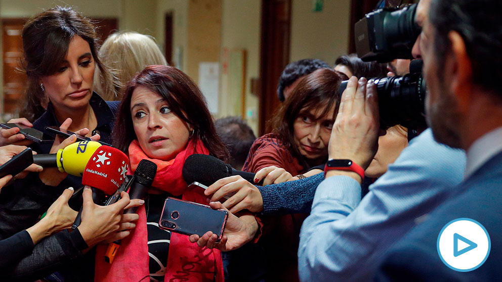 La diputada del PSOE, Adriana Lastra, atiende a los medios a su llegada a la reunión de la Diputación Permanente celebrada este miércoles en el Congreso. (Foto: EFE/Emilio Naranjo).