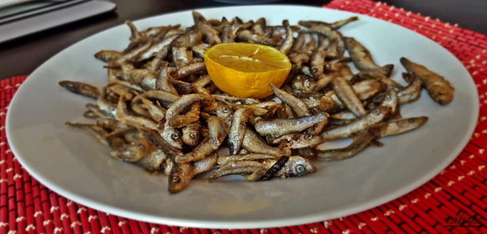 Receta de Boquerones al ajillo con huevo revuelto
