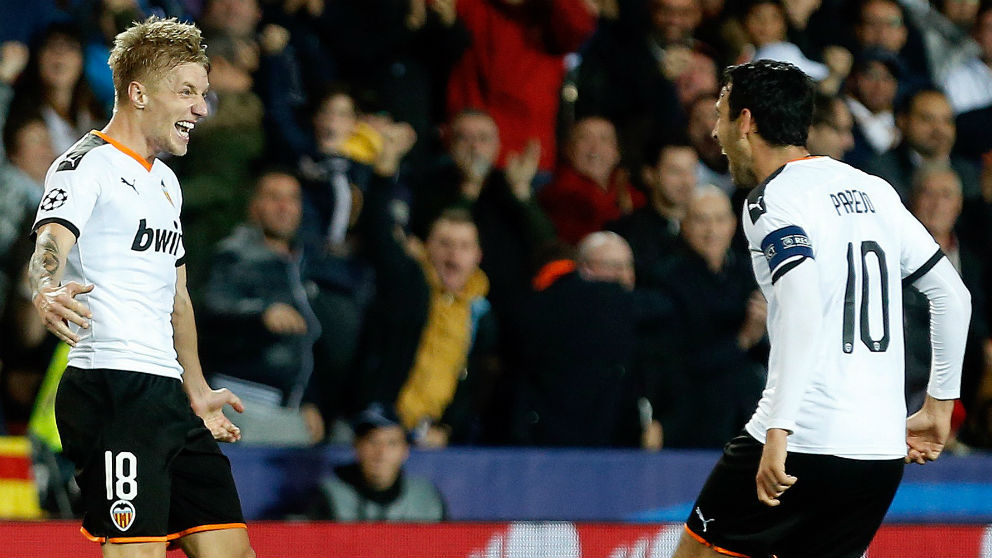 Wass y Parejo celebran el gol que daba el empate al Valencia ante el Chelsea. (EFE)