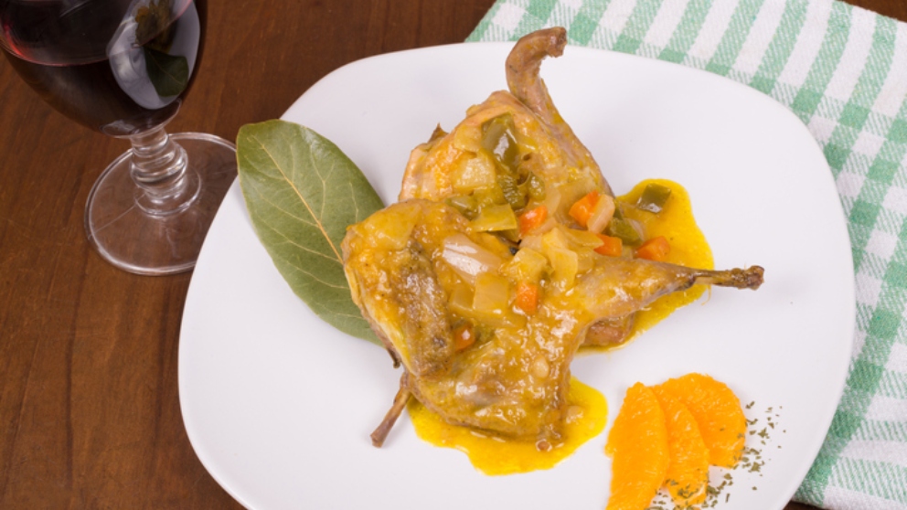 Codorniz con pimientos verdes y salsa de piquillo