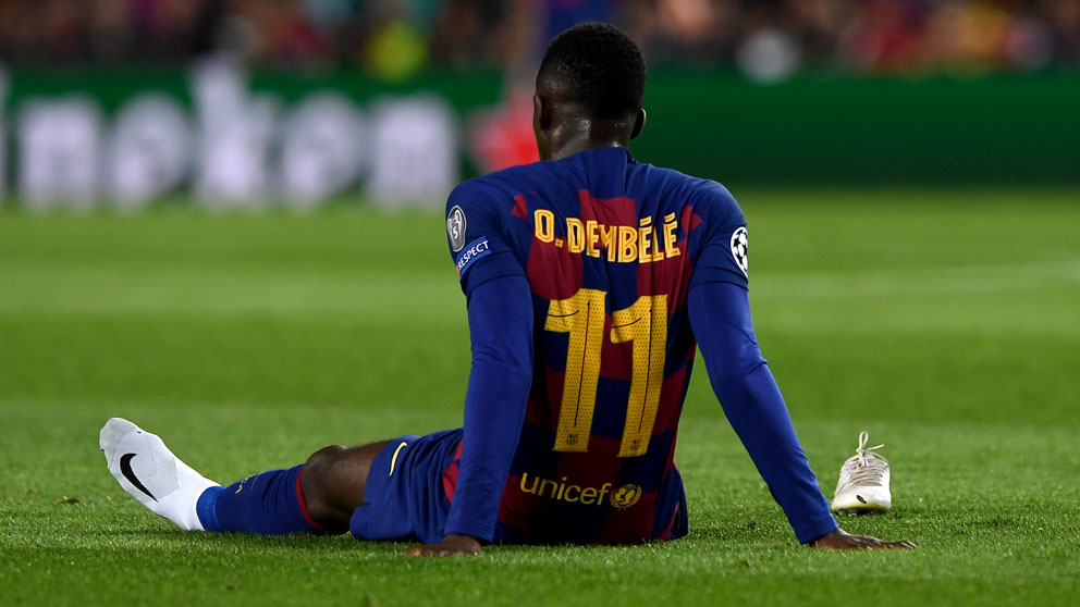 Dembélé, tras lesionarse en el partido del Borussia Dortmund. (AFP)