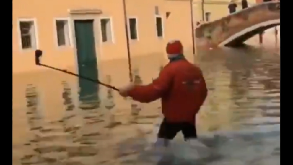 Facebook: Intenta hacerse un selfie en Venecia y acaba mal