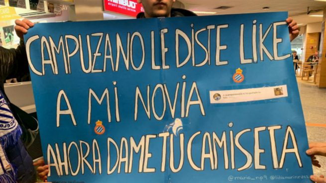 Pancarta de un seguidor del Espanyol a Víctor Campuzano