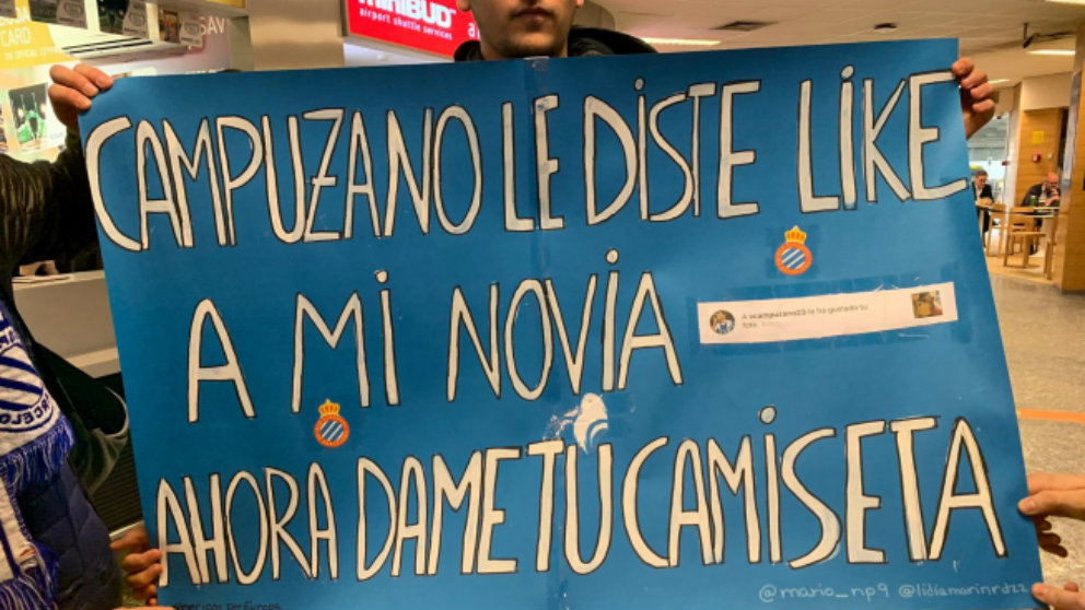 Pancarta de un seguidor del Espanyol a Víctor Campuzano (Twitter)