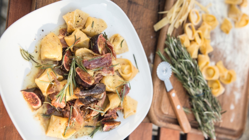 Pasta con higos, queso y bacon