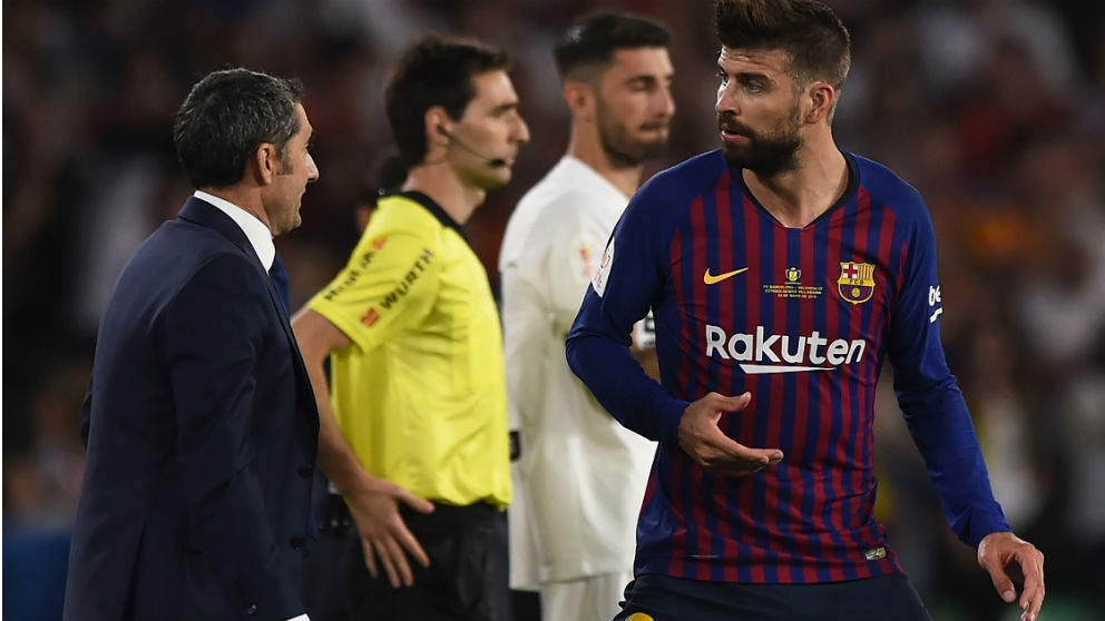 Piqué y Valverde durante un partido del Barcelona. (Getty)
