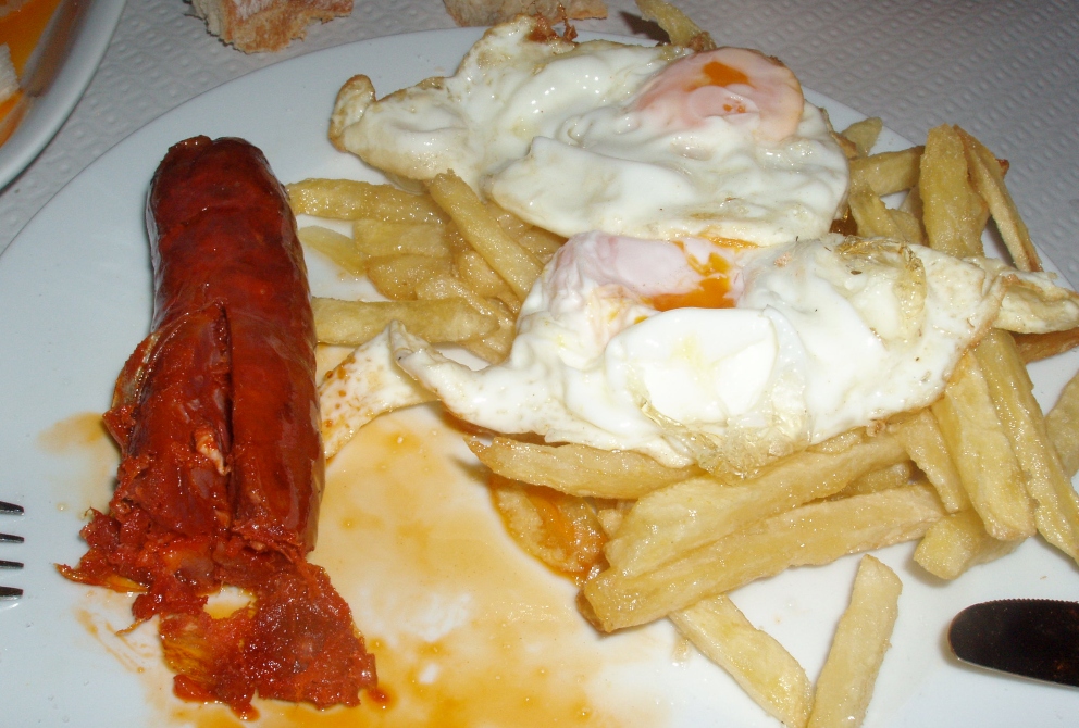 Receta de Chorizos a la sidra en el microondas con huevos y patatas fritas