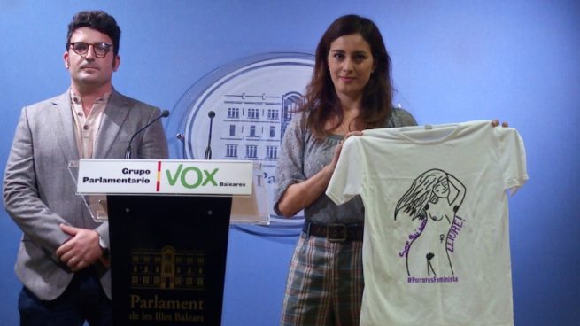 Vox denuncia «adoctrinamiento» en un colegio mallorquín por «repartir camisetas» con una mujer desnuda