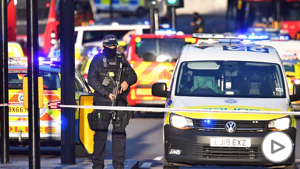 Un policía tras el incidente en el puente de Londres. (Foto: Europa Press)