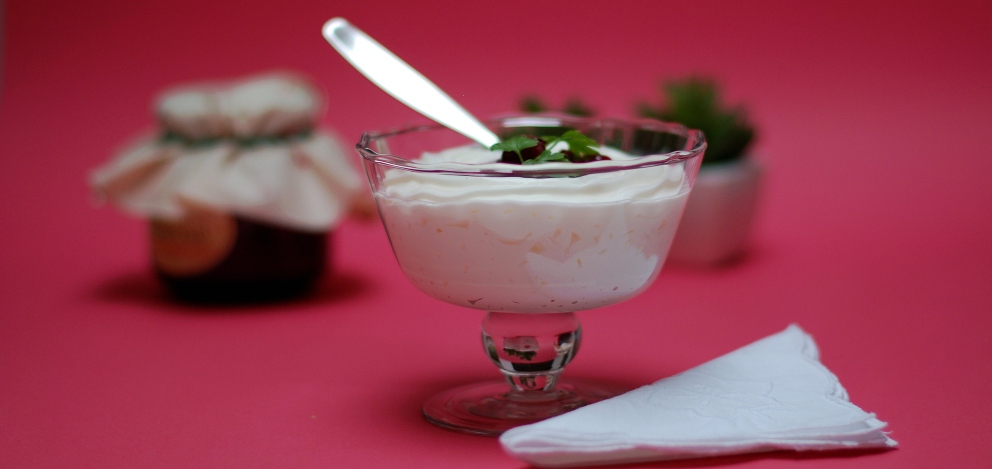 Receta de Panna Cotta de yogurt con salsa de caramelo