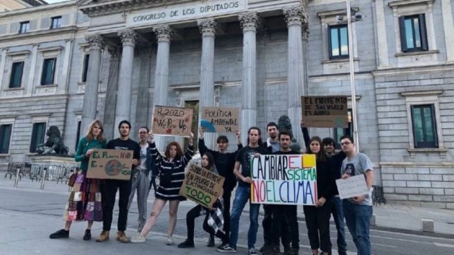 Una veintena de Jóvenes por el Clima hacen vigilia frente al Congreso