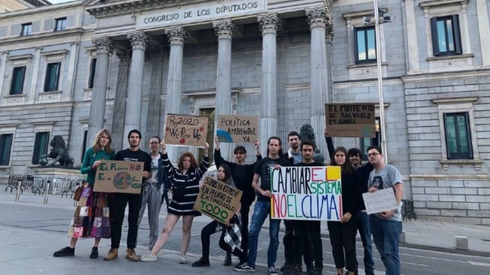 Una veintena de Jóvenes por el Clima hacen vigilia frente al Congreso. Foto: EP