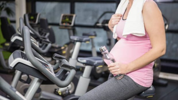 ¿Se puede montar en bicicleta estática durante el embarazo"