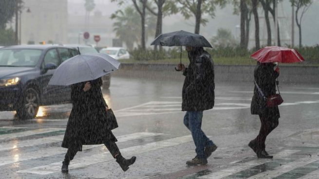 Peatones bajo la lluvia @EP