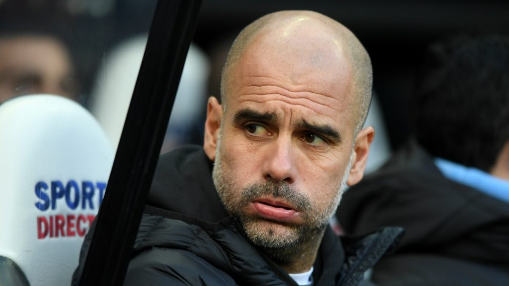 Guardiola, resoplando durante un partido (Getty).