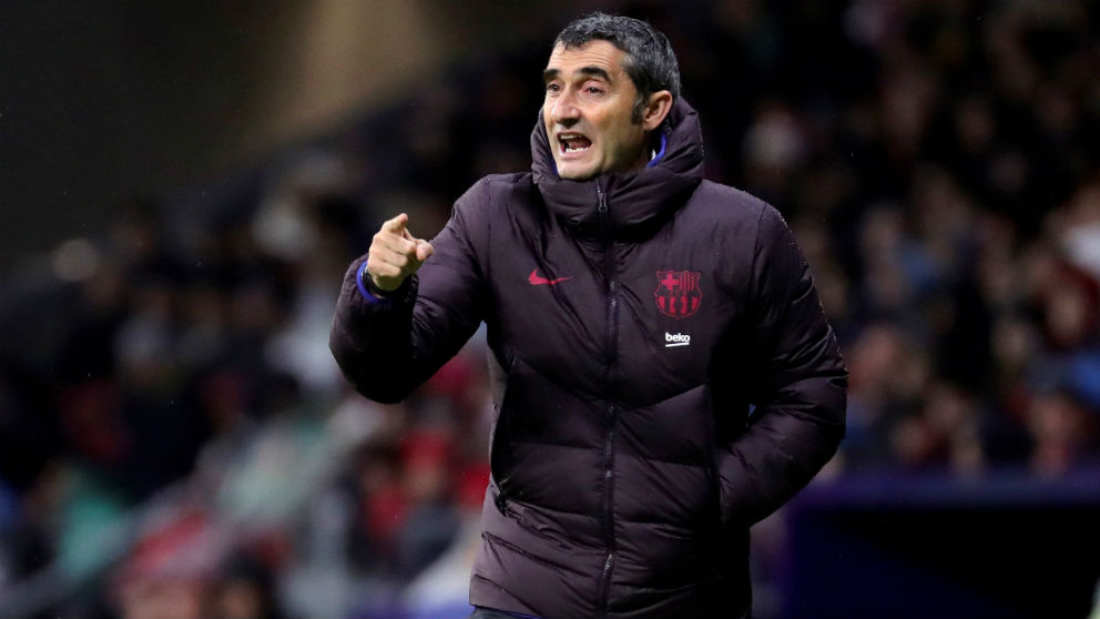 Valverde da instrucciones durante el Atlético-Barcelona. (EFE)