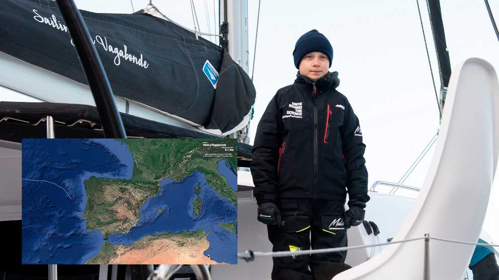 La activista sueca Greta Thunberg a bordo del barco La Vagabonde que cruza el Atlántico para traerla a España. Foto: AFP