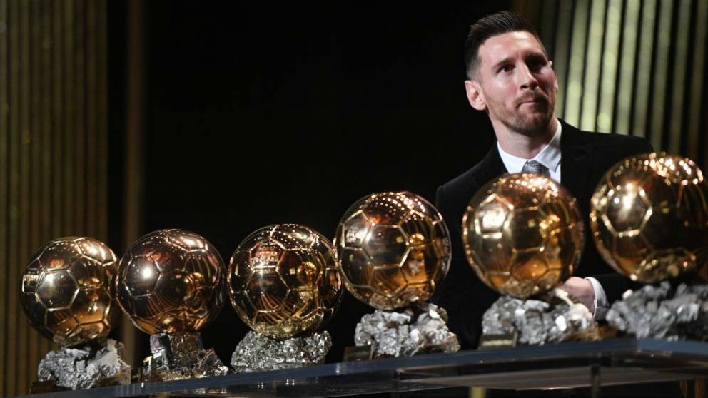 Messi posa con sus seis Balones de Oro. (France Football)
