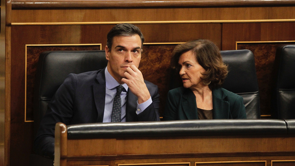 Pedro Sánchez y Carmen Calvo durante el arranque de la XIV legislatura. (Foto: Francisco Toledo)