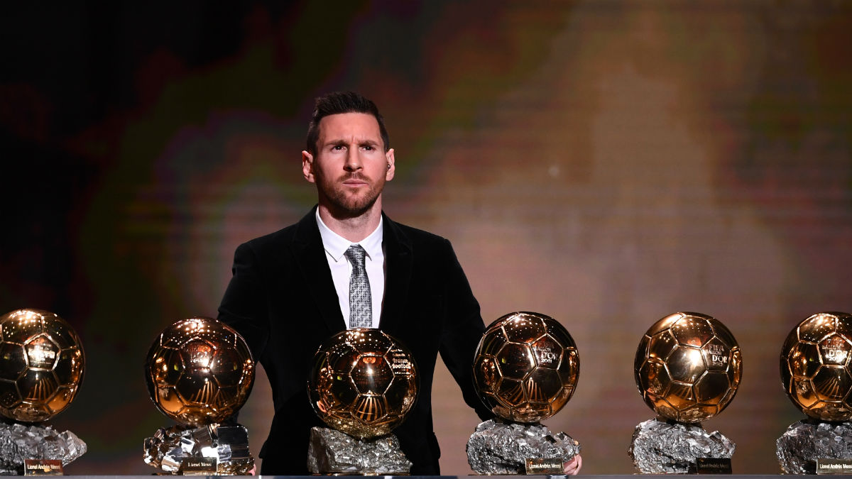 Leo Messi posa con los seis Balones de Oro (AFP).