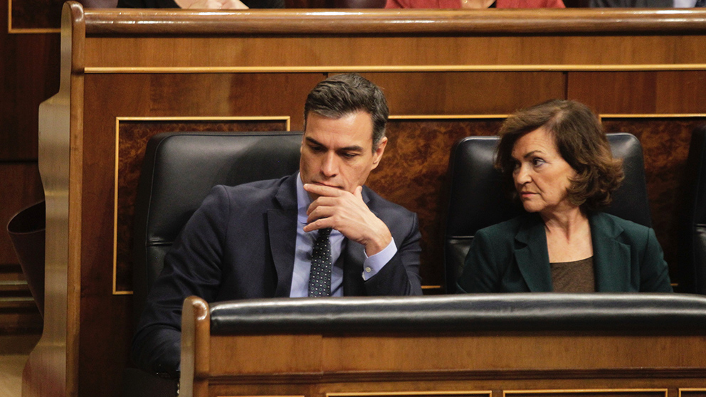 Pedro Sánchez y Carmen Calvo durante el arranque de la XIV legislatura. (Foto: Francisco Toledo)