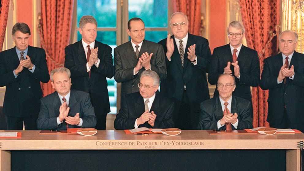 El 14 de diciembre de 1995 se firma el Acuerdo de Dayton que pone fin a la guerra de Bosnia