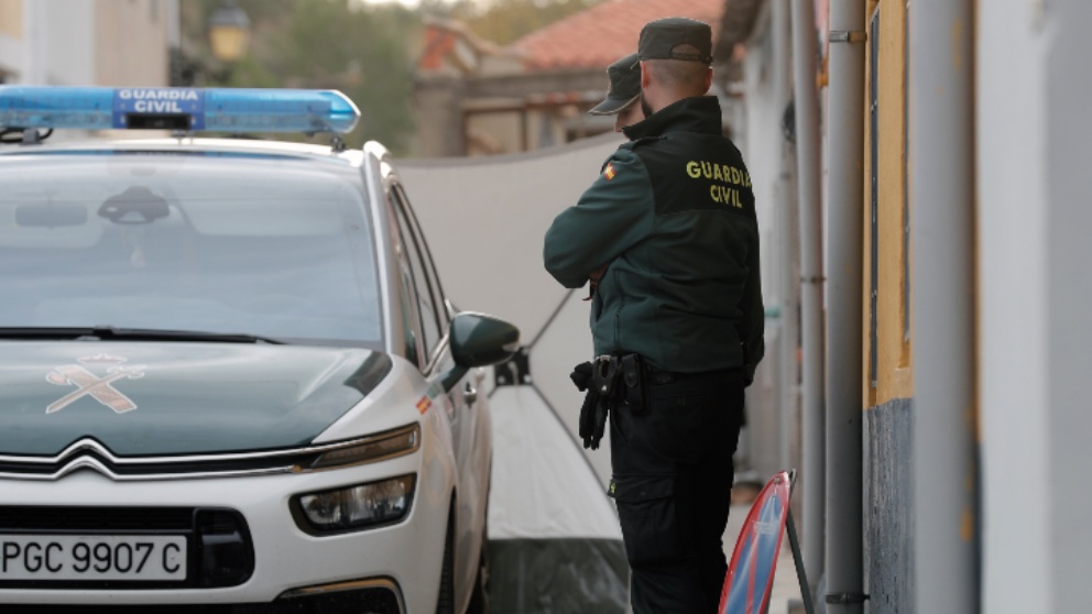 Dos agentes de la Guardia Civil.