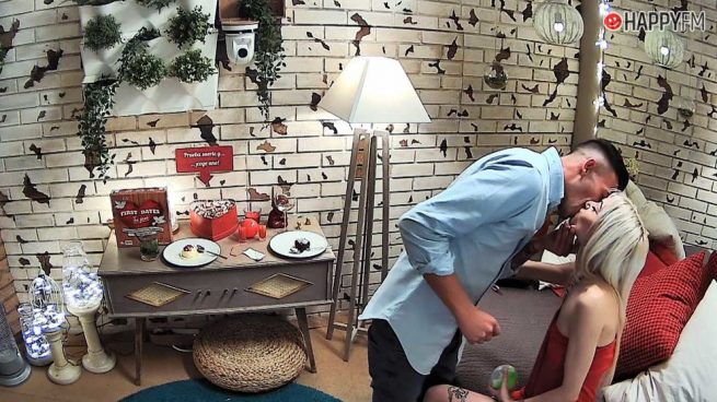 ‘First Dates’: Un comensal besa apasionadamente a su cita ¿y después la rechaza?