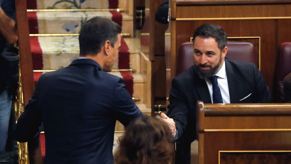 Pedro Sánchez saluda al líder de Vox, Santiago Abascal, antes del inicio de la sesión constitutiva de las nuevas Cortes Generales. Foto: EFE.