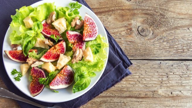 Ensalada de higos, piñones y vinagreta de hierbabuena