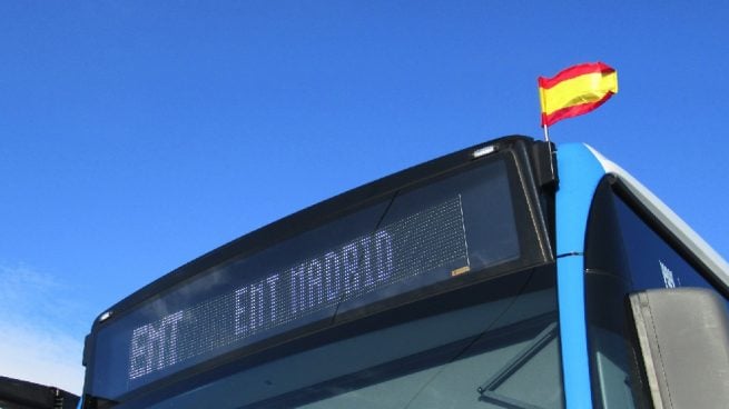 Un autobús de la EMT de Madrid con la bandera de España el Día de la Constitución.