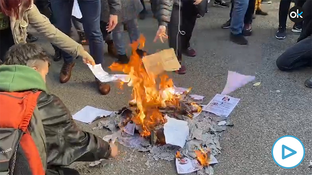 Los CDR y la CUP queman la Constitución en el centro de Barcelona