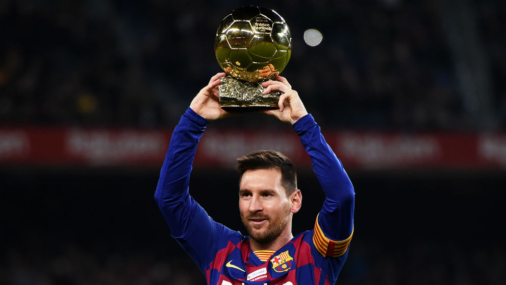 Messi ofrece su sexto Balón de Oro al Camp Nou antes del Barcelona – Mallorca. (Getty)