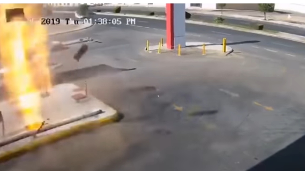 Facebook: Una gasolinera explota levantando el suelo de toda la calle