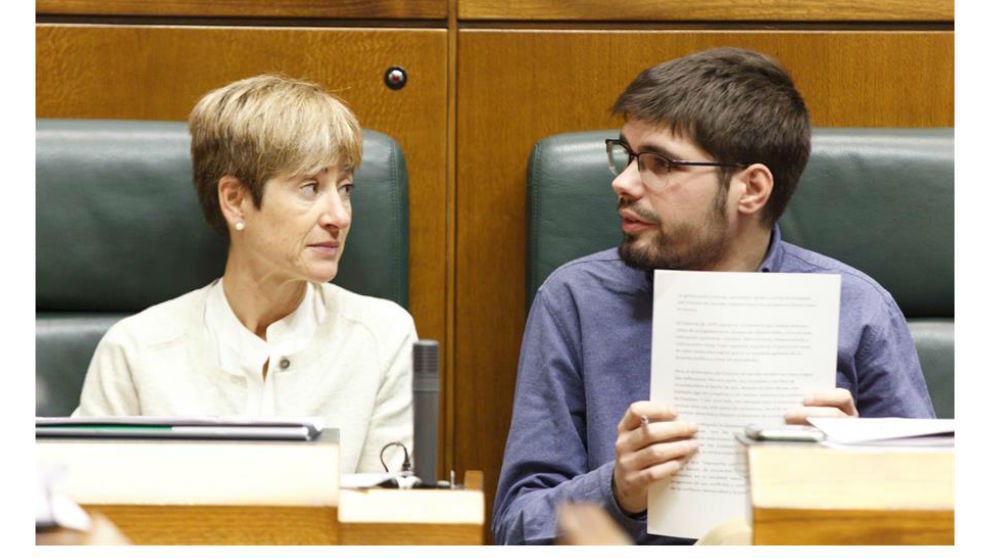 Los parlamentarios de Elkarrekin Podemos Lander Martínez (d) y Pili Zabala. (Efe)