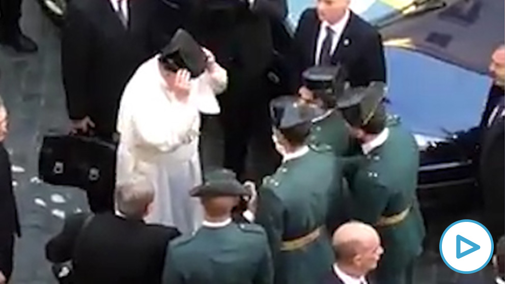 El Papa se pone un tricornio de la Guardia Civil.