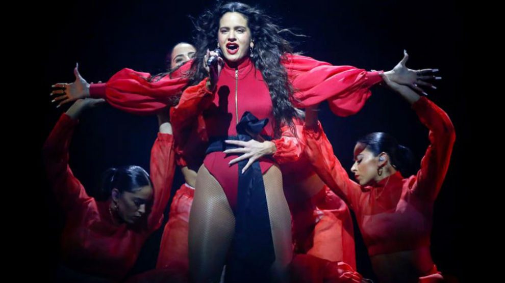 Rosalía durante su actuación en el Palau Sant Jordi de Barcelona. (Efe)