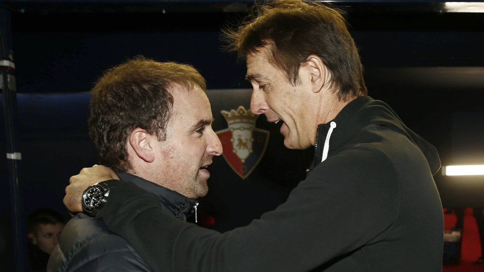 Jagoba Arrasate y Julen Lopetegui se saludan en El Sadar. (EFE)