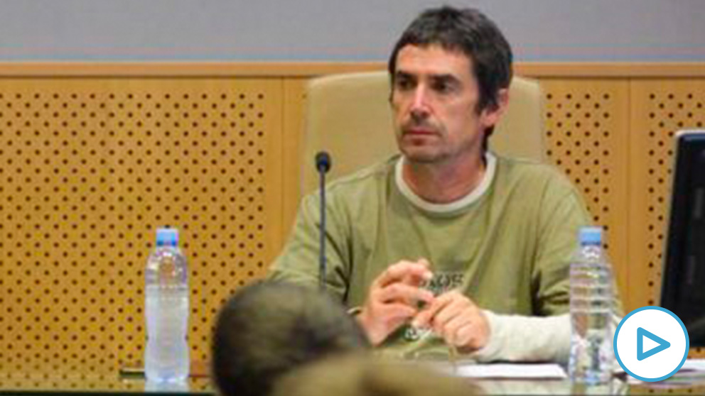 El expreso de ETA José Ramón López de Abetxuko (i) y el abogado de la izquierda abertzale Txema Matanzas, durante la charla que han ofrecido este martes en el aulario de la Universidad del País Vasco en Vitoria. (Efe)