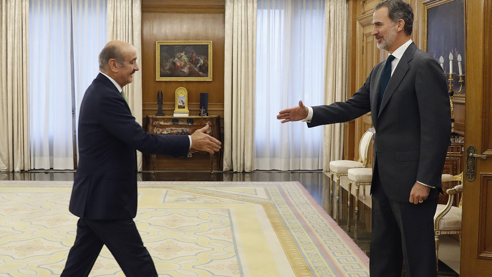 José María Mazón, del Partido Regionalista Cántabro, con Felipe VI (Foto: EFE)