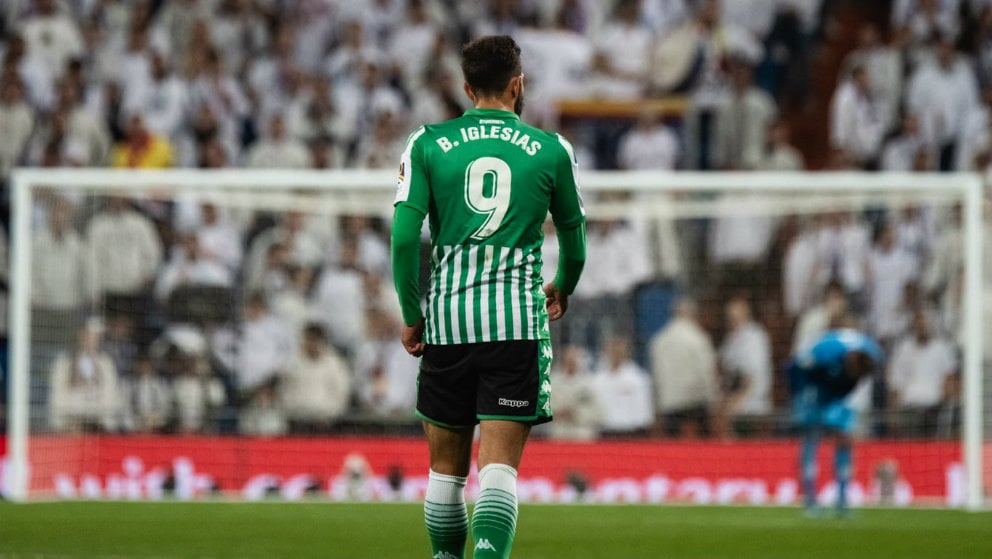 Borja Iglesias en un partido frente al Real Madrid en el Bernabéu (@BorjaIglesias9)