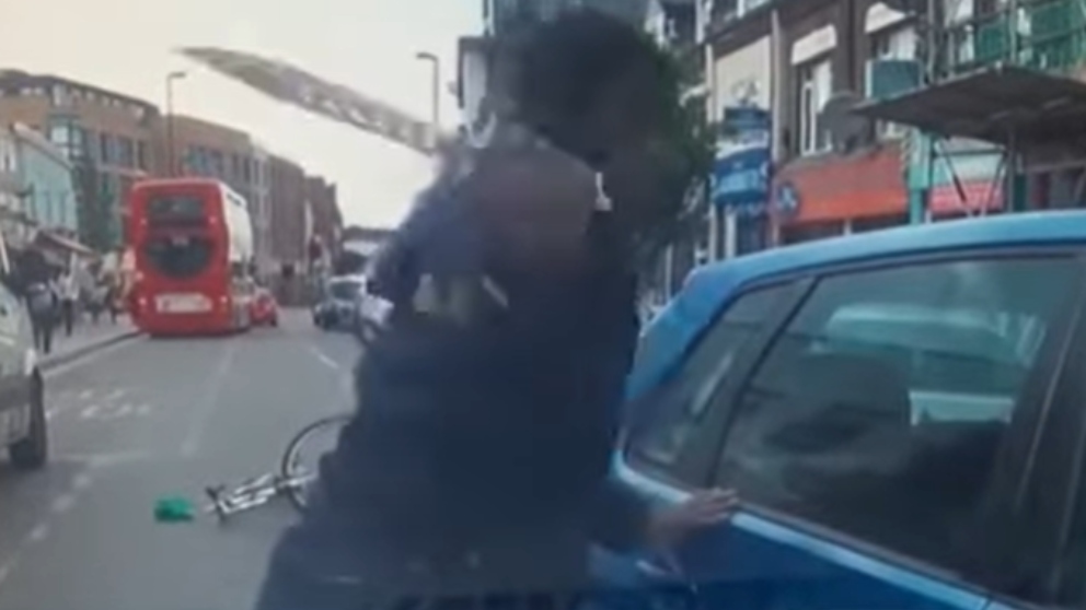 Facebook: Un ciclista ataca a un conductor con un machete