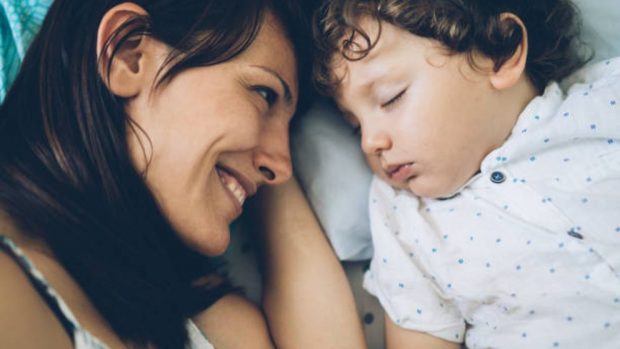 Cómo deben dormir la siesta los bebés