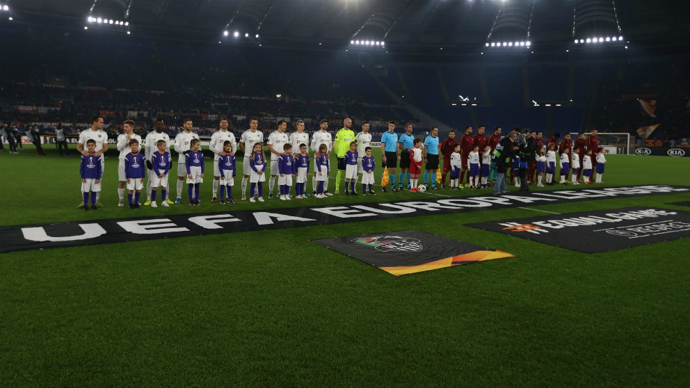 Jugadores del Wolfsberger y Roma posan antes del inicio del partido de la Europa League. (Getty)