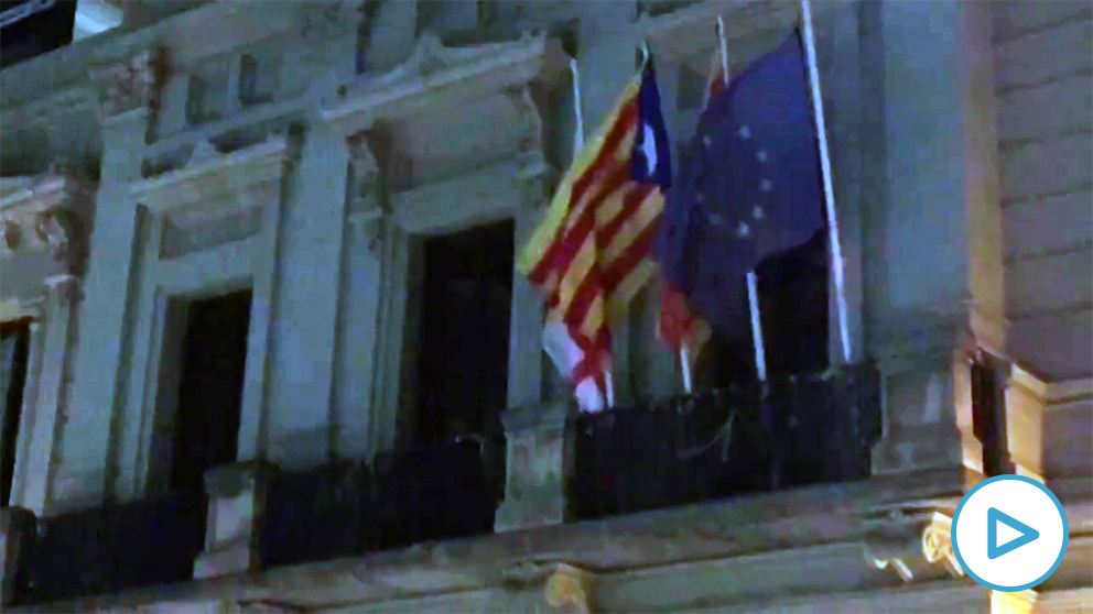 Cambian la bandera de España por una estelada en la sede del distrito de Les Corts de Barcelona.