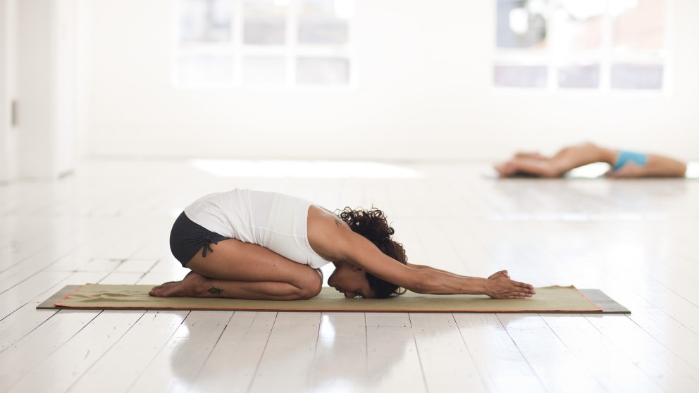 El yoga somático es una de las muchas variantes del yoga