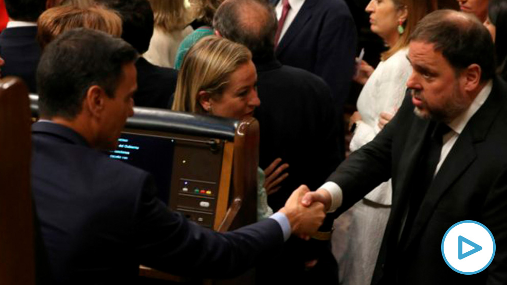 El jefe del Gobierno en funciones, Pedro Sánchez, saluda al diputado preso y líder de ERC, Oriol Junqueras. (Foto: EFE)