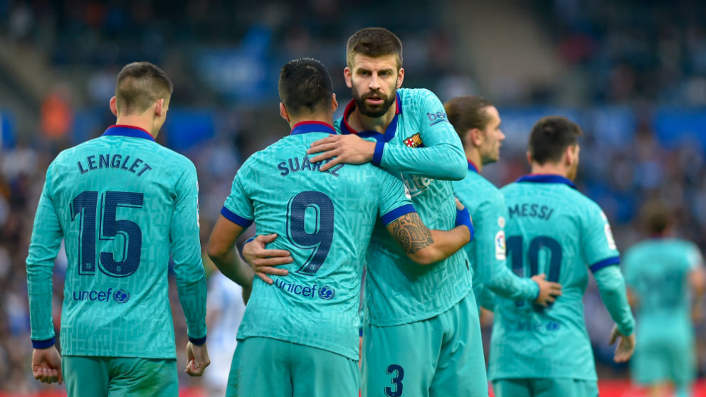Los jugadores del Barcelona celebran el gol de Suárez ante la Real Sociedad. (AFP)