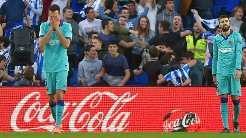Busquets y Piqué, tras un gol recibido por el Barcelona. (AFP)